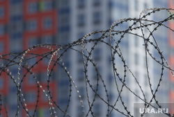 Город во время нерабочих дней, объявленных в связи с карантином по коронавирусу, пятый день. Пермь , колючая проволока, многоэтажный дом
