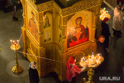 Ночное пасхальное богослужение в Кафедральном соборе. Магнитогорск, свечи, иконы, церковь, церковная служба, оградительная лента