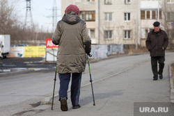Виды города. Курган, лыжные палки, пенсия, ходьба с палками, пенсионерка с палками