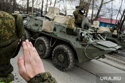 Репетиция прохода военной техники на улице 2-я Новосибирская. Екатеринбург, военные, военная техника на марше, репетиция парада