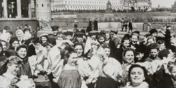 На кадрах можно увидеть, как в столице праздновали День Победы 75 лет назад