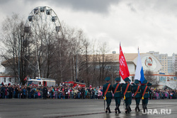Военный парад, посвященный 73-й годовщине победы в Великой Отечественной войне. Свердловская область, Верхняя Пышма, колесо обозрения, знаменная группа, верхняя пышма, знамя победы, день победы, знаменосцы