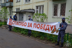 Для ветерана Александра Хмелевского провели парад Победы у него под балконом