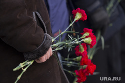 Возложение цветов к памятнику Ельцину в день его рождения. Екатеринбург, гвоздики