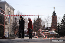Жители во время самоизоляции. Курган, площадь ленина, храм, ограничительная лента
