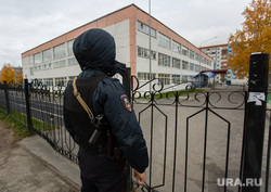 Эвакуация 18 школы после обнаружения предмета похожего на взрывное устройство. Сургут, эвакуация, автоматчик, минирование, полиция, оцепление, школа18, полицейский с автоматом, бомба в школе