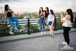 Виды Тюмени. Тюмень , девушки, улица, весна, май