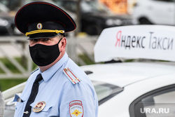 Проверка соблюдения масочного режима водителями. Екатеринбург, полиция, яндекс такси, гибдд, дорожно патрульная служба, масочный режим, полицейский в маске