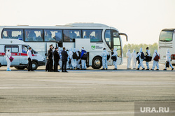 В аэропорту Челябинска приземлился «Суперджет» с вахтовиками Чаяндинского месторождения Якутии. Челябинск, эпидемия, вахтовики, эпидемия осталась, трап самолета, прибывшие пассажиры