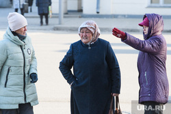 Виды Екатеринбурга, горожане, женщины, холодная погода, разговор на улице