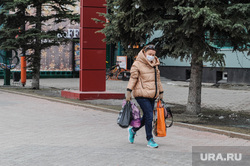 Город во время карантина по коронавирусу. Тюмень  , пешеход, человек в маске