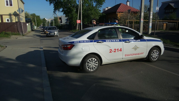 Движение по улице перекрыли сотрудники ГИБДД