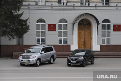 Город во время карантина. Курган, эпидемия, парковка, правительственная машина, здание правительства курганской области