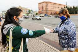 Раздача бесплатных медицинских масок в городском общественном транспорте. Челябинск, эпидемия, остановка общественного транспорта, раздача масок