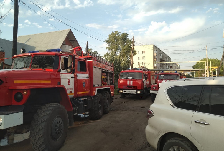По вызову на пожар прибыло несколько пожарных машин