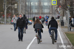 Подборка фотографий в период самоизоляции 28.04.20 в Перми, велодорожка, велосипедист, пешеход в маске