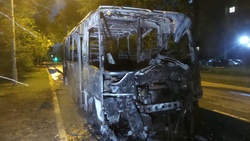 В Екатеринбурге двигатель автобуса загорелся во время движения