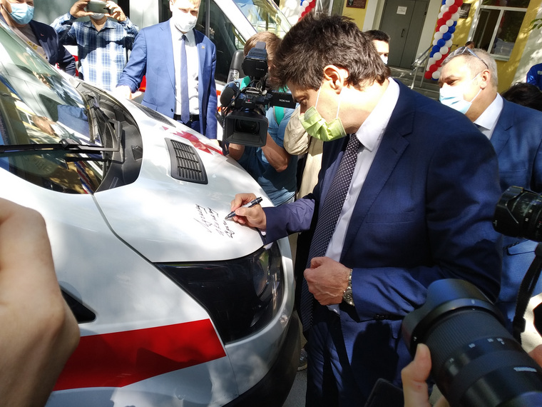 Мэр Екатеринбурга оставляет автограф на одной из машин