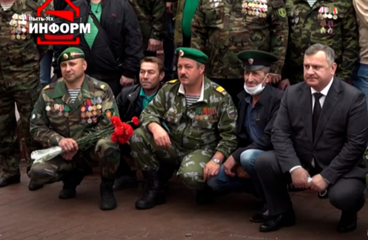 Большинство пограничников, как и сам мэр Александр Морозов (справа в костюме), были без защитных масок