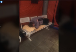 Пациенты ночуют в палатках в ожидании приема