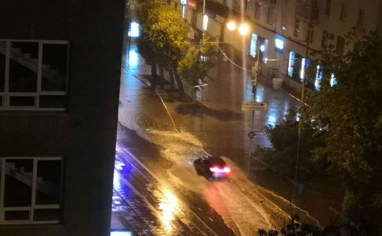 Тротуары и дороги в центре Екатеринбурга затопило дождем