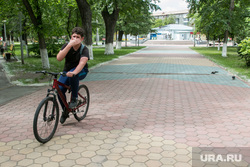 В городе открыли для посещения детский парк. Курган, детский парк, велосипедист, снятие карантина