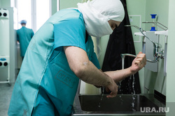 Операция на позвоночнике в Сургутской клинической травматологической больнице. Сургут, моет руки, мытье рук, врач, хирург, доктор, гигена