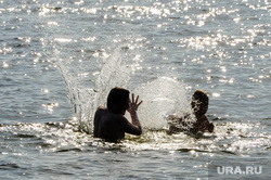Городской пляж на Шершневском водохранилище во время режима самоизоляции. Челябинск, жара, брызги, лето, отдыхающие, городской пляж шершневский, пляж, отдых, купальщики