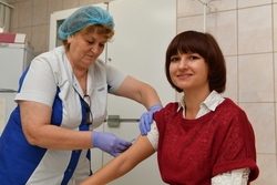 Больше тысячи работников компании получили вакцину от энцефалита