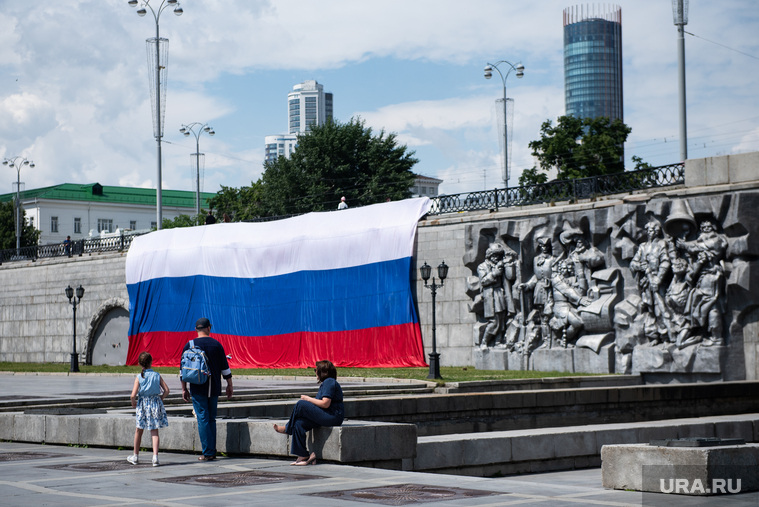 Развернутый флаг России в Историческом сквере. Екатеринбург
