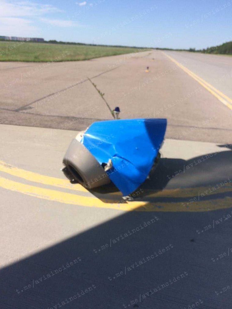 Отпала часть самолета