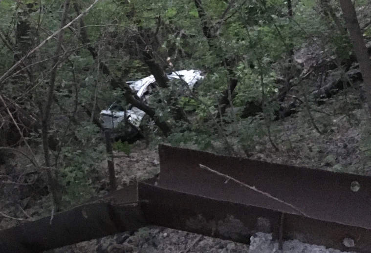 Mazda 6 вылетела с Никольского моста в овраг