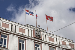 Административные здания, лето 2020 г. Пермь, флаги, администрация города перми