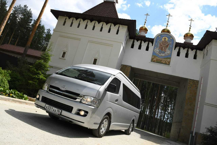 Машина регионального правительства выехала за ворота монастыря