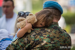 День воздушно-дестантных Войск. Сургут, ребенок, вдв, отец с ребенком, военные, объятия, голубые береты, ребенок на руках