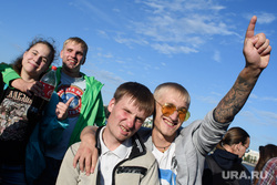 Выступление группы "Little Big" на фестивале Ural Music Night. Екатеринбург, веселье, радость, молодость, настроение, палец вверх, пацаны, молодые люди, молодежь, солнце в глаза
