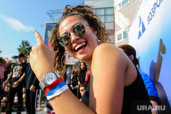 Фестиваль "Триколор-баттл", посвященный Дню российского флага, на улице Кирова. Незавершенные движения. Челябинск, улыбка, веселье, смех, лента, триколор, молодежь