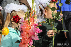 Торжественная линейка в гимназии 27. Курган, школьная линейка, школа, первоклассники, 1 сентября, ученики с цветами