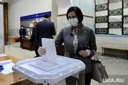 Котова Наталья на избирательном участке во время голосования по поправкам в Конституцию. Челябинск, котова наталья