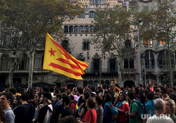 Митинги в Барселоне. Выход Каталонии из состава Испании., референдум, испания, флаг, шествие, забастовка, барселона, каталония, толпа