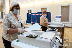 Подсчёт бюллетеней голосования по поправкам к Конституции на избирательном участке №1242. Екатеринбург, подсчет бюллетеней, подсчет голосов, гимназия9, голосование по поправкам в конституцию, уик1242