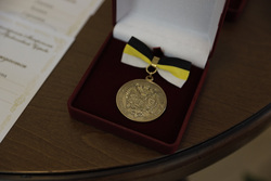 Лучшие выпускники получили медаль и удостоверение от митрополита