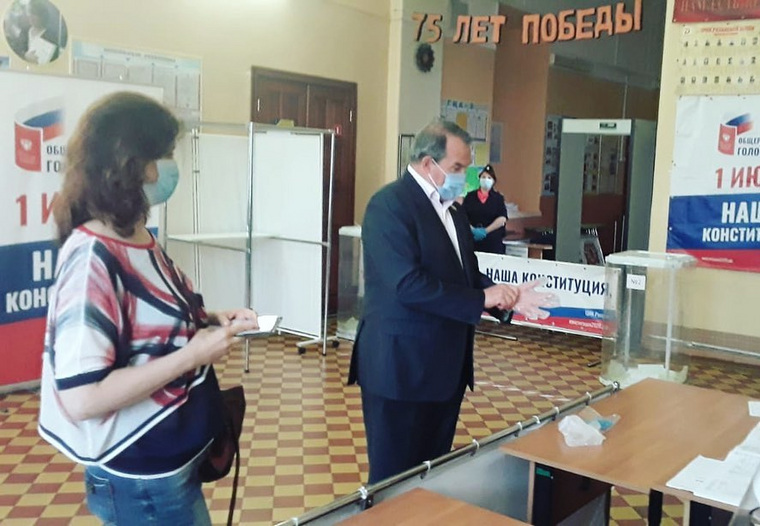 На избирательный участок Игорь Морозов явился в медицинской маске