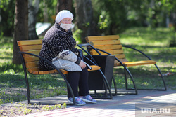Нарушение режима самоизоляции жителями города. Курган, скамейка, старушка, парк, бабушка, пенсионерка в маске, лето в городе