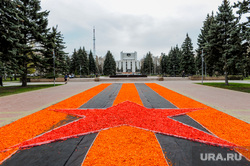 Пустой город. Обстановка в городе во время эпидемии коронавируса. Челябинск, газон, георгиевская лента, площадь революции