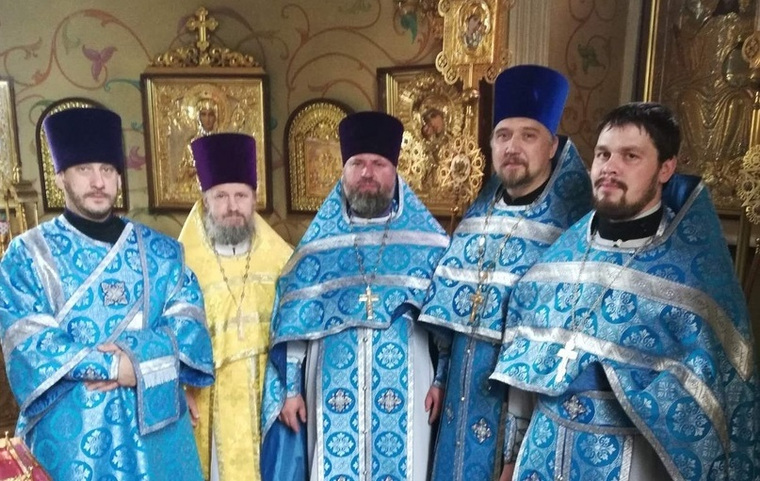 Владимир Дедов (посередине) находится во временной командировке в Курганской епархии