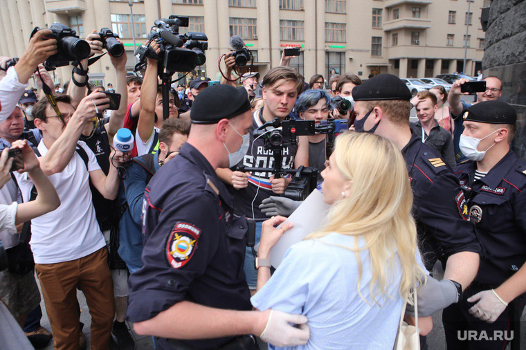 Одиночные пикеты в поддержку Ивана Сафронова. Москва