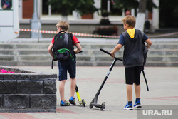 Виды города. Курган, самокат, дети, ребенок, ограничительная лента, дети без присмотра