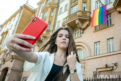 Флаг ЛГБТ на посольстве Соединенных Штатов Америки. Москва, студентка, селфи, лгбт, флаг лгбт, американское посольство, посольство сша, радужный флаг, сексуальные меньшинства