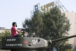 Алексей Текслер прокатился на легендарном Т-34